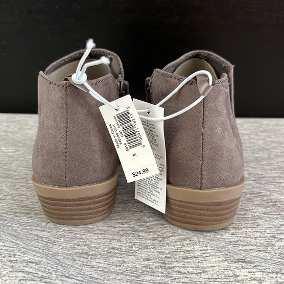 𝅺Old Navy size 10 toddler bootie new with tags in light grey suede. - Picture 2 of 6